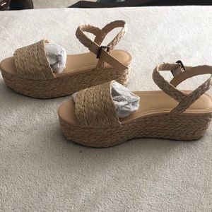 Cute straw wedges in tan.